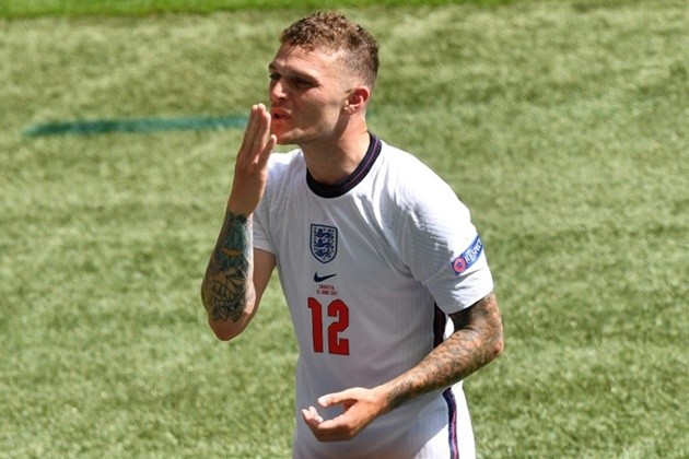 Kieran Trippier kisses wife Charlotte - Bóng Đá