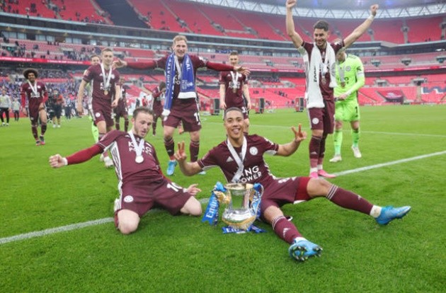 SỐC! Sao Leicester thẳng tay ném văng cờ hiệu Chelsea  - Bóng Đá