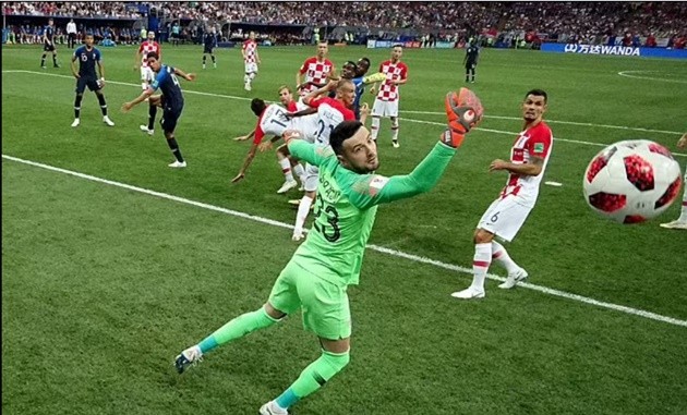 Cristiano Ronaldo fumes at Diogo Jota for not passing in Euro 2020 opener - Bóng Đá