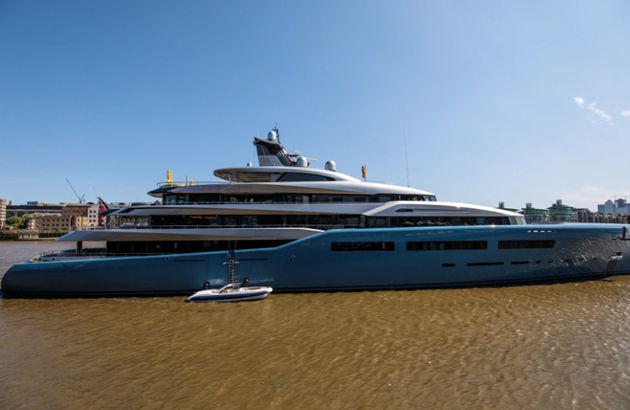 Inside Tottenham billionaire owner Joe Lewis’ £113m superyacht complete with a full sized tennis court - Bóng Đá