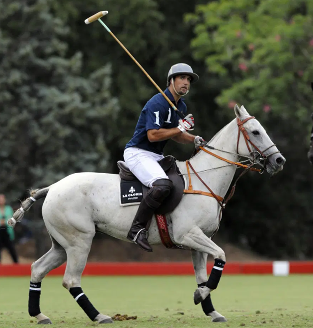 Ronaldinho đọ tài với Terry dưới ngọn tháp cao nhất thế giới - Bóng Đá