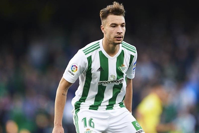 ‘Chiến tranh’’ xuất hiện tại Sevilla - Bóng Đá