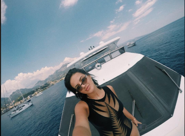 Cô vợ nóng bỏng của Fabinho lên tiếng sau cú vào bóng của Sanchez - Bóng Đá