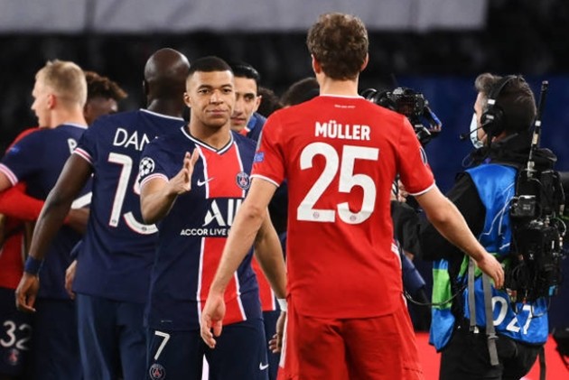 David Alaba grabs angry Marko Arnautovic's face to 'get Austria team-mate to shut up' - Bóng Đá