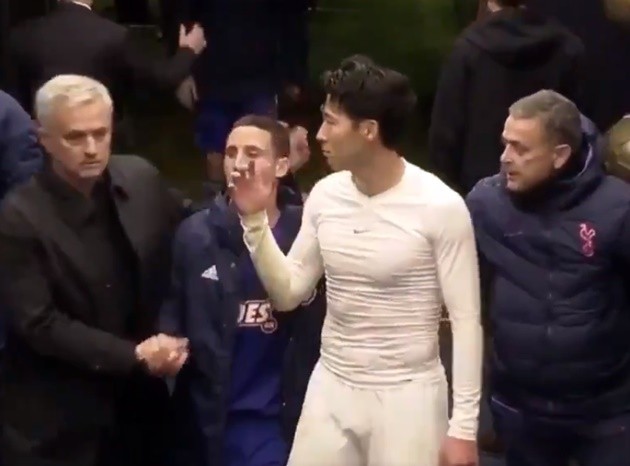 Jose Mourinho Awkwardly Left Son Heung-Min Hanging After Tottenham’s Champions League Comeback - không bắt tay - Bóng Đá