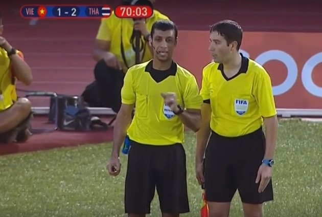 Trợ lý Sasa Todic ôm đầu vì bị đá lại pen - Bóng Đá