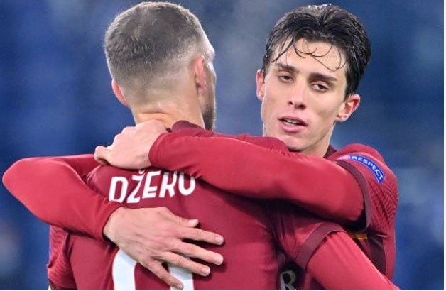 Cựu sao MU bị đấm thẳng mặt ở Europa League - Bóng Đá