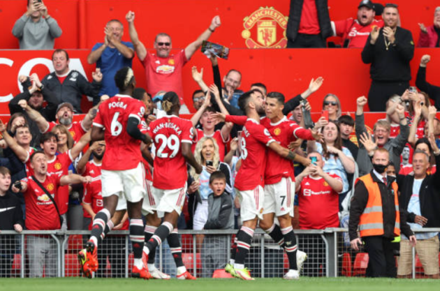 Không chỉ cú đúp, hành động tinh tế của Ronaldo khiến CĐV phát cuồng - Bóng Đá