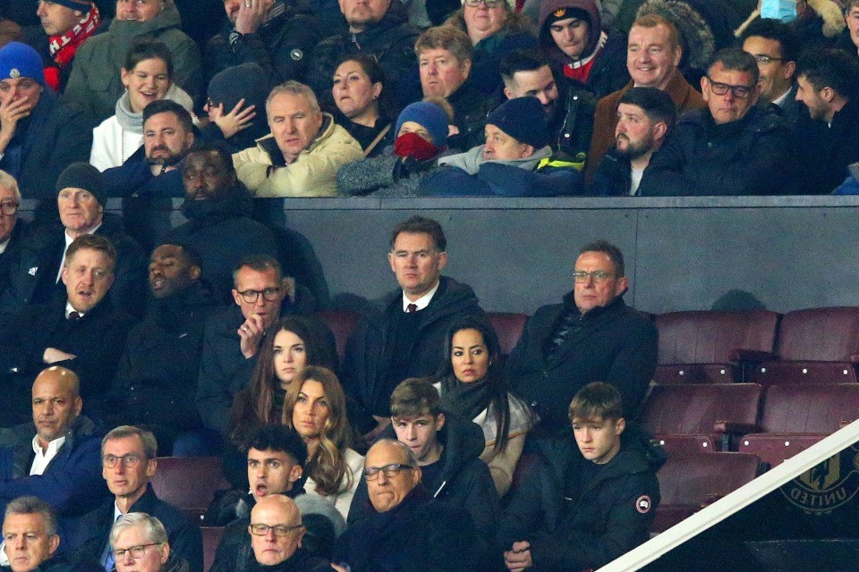 NICK OFF TIME Man Utd boss Ralf Rangnick arrives at hotel with girlfriend Flor  - Bóng Đá