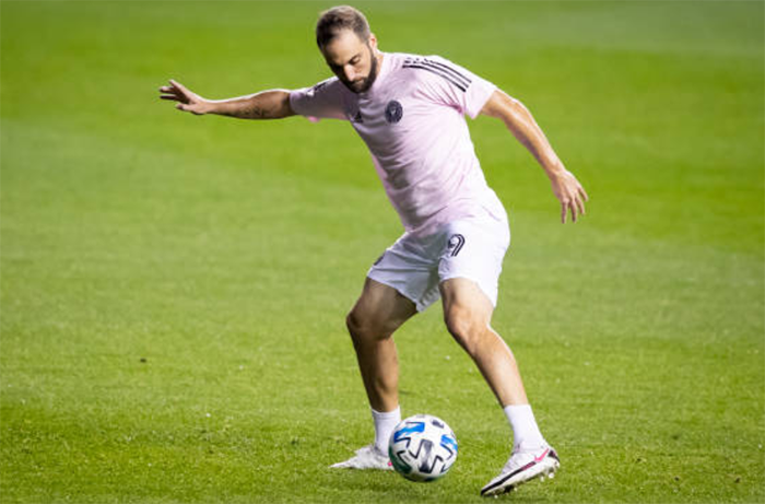 Bị khiêu khích, Higuain suýt 