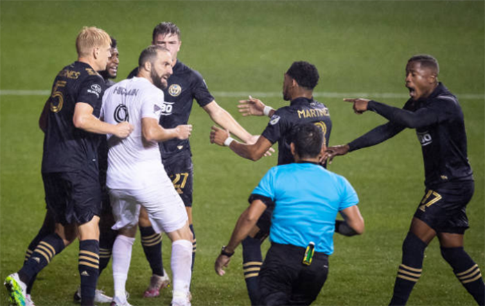 Bị khiêu khích, Higuain suýt 