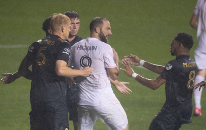 Bị khiêu khích, Higuain suýt 