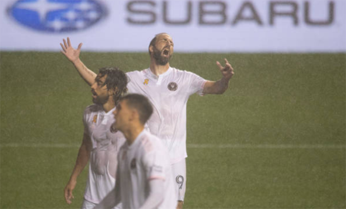 Bị khiêu khích, Higuain suýt 