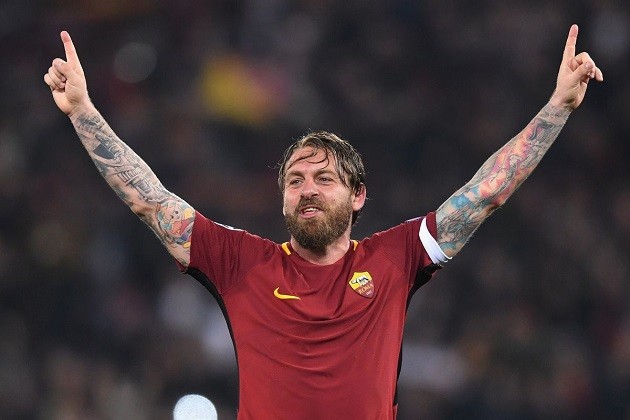 Italy’s assistant coach Daniele De Rossi breaks down beer-soaked - Bóng Đá
