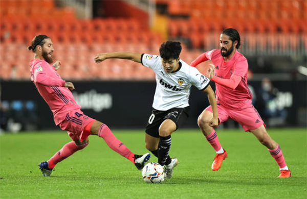 Thua đến 3 bàn từ chấm penalty, Real Madrid gục ngã trước Valencia tại Mestalla - Bóng Đá