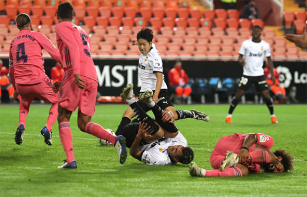 Thua đến 3 bàn từ chấm penalty, Real Madrid gục ngã trước Valencia tại Mestalla - Bóng Đá