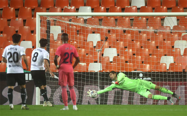 Thua đến 3 bàn từ chấm penalty, Real Madrid gục ngã trước Valencia tại Mestalla - Bóng Đá