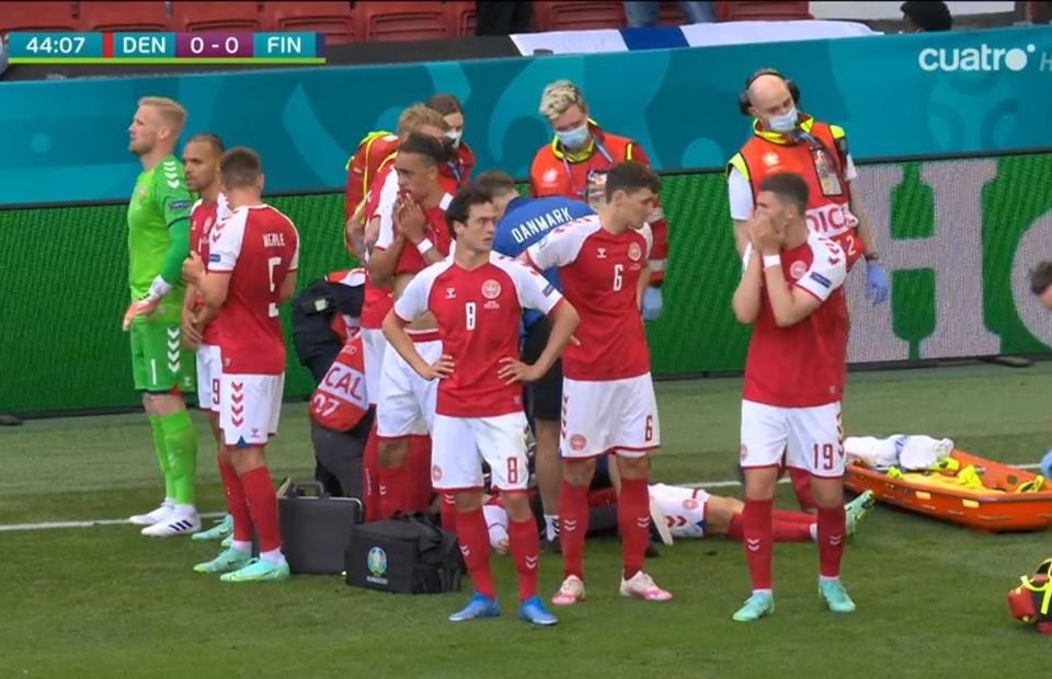 Eriksen nguy kịch, cầu thủ 2 đội bật khóc nức nở - Bóng Đá
