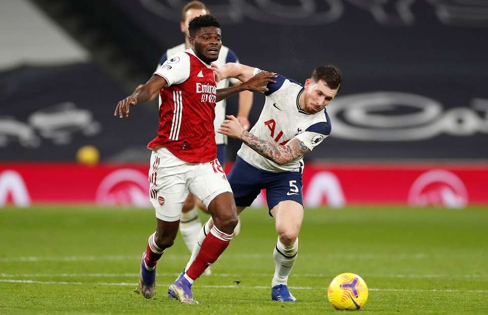 CHOÁNG! Thomas Partey chấn thương rời sân, Arteta lập tức đẩy trở lại - Bóng Đá