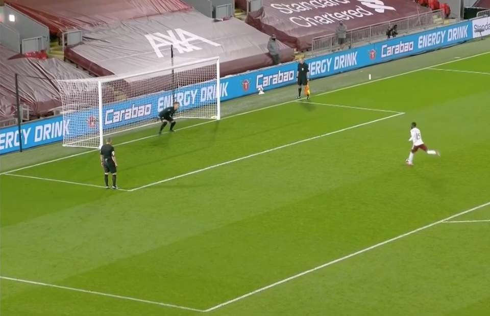 Arsenal fans go wild for Ainsley Maitland-Niles' coolly-taken penalty as he laughs after beating Liverpool's Adrian - Bóng Đá