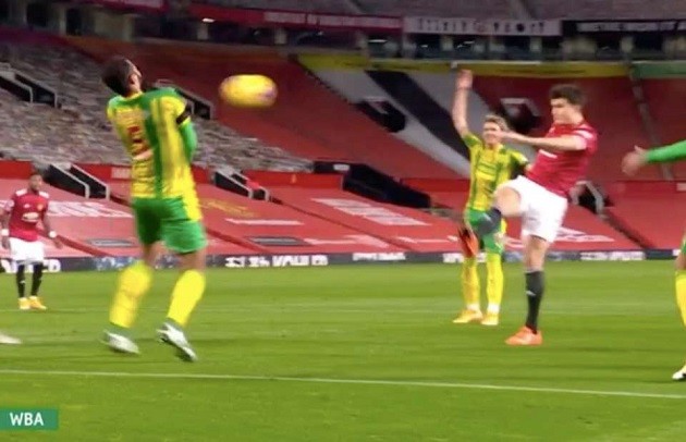 Man United vs West Brom: Harry Maguire floored Kyle Bartley with volley straight in the face - Bóng Đá