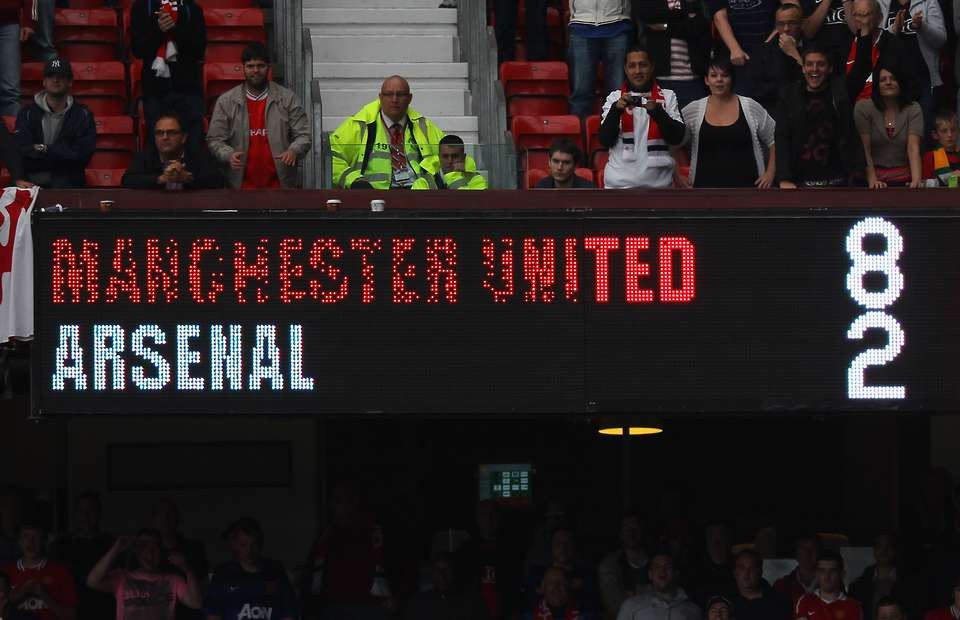 ROLES REVERSED Neymar consoles David Alaba  - Bóng Đá