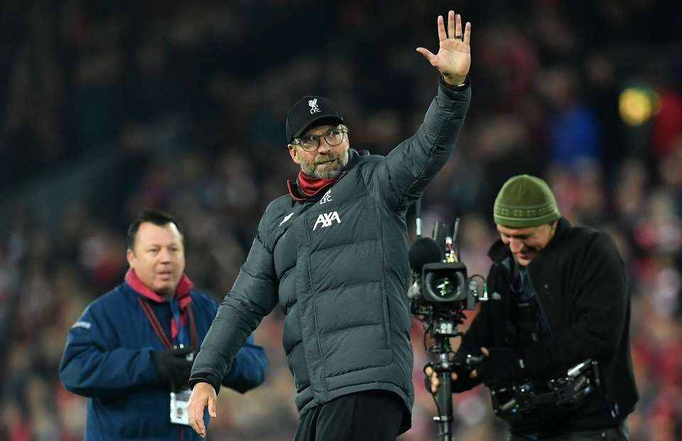 Jurgen Klopp told cameraman 'I'm not a clown' after being asked to do fist pumps - Bóng Đá