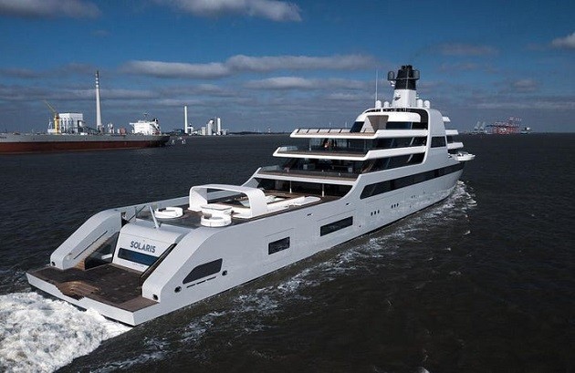 Roman Abramovich's £430m superyacht targeted by activists before fleeing to safety - Bóng Đá