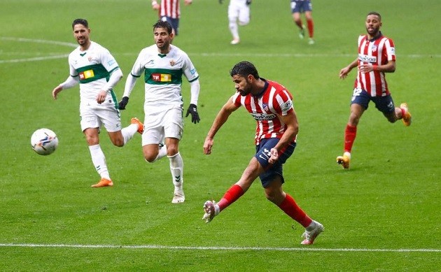 La Liga: VAR fails to overturn Atletico Madrid penalty despite Diego Costa's ridiculous dive - Bóng Đá