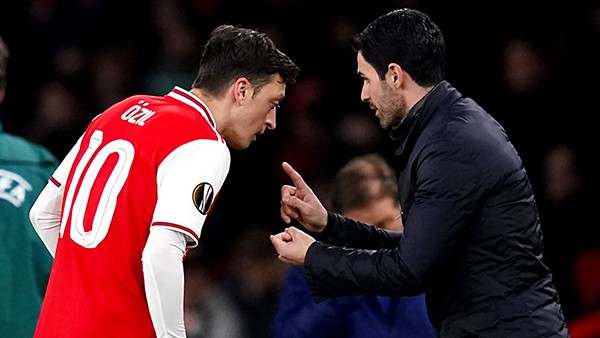 Arsenal gặp khó, Paul Merson kêu gọi HLV Arteta làm 1 điều với Ozil - Bóng Đá