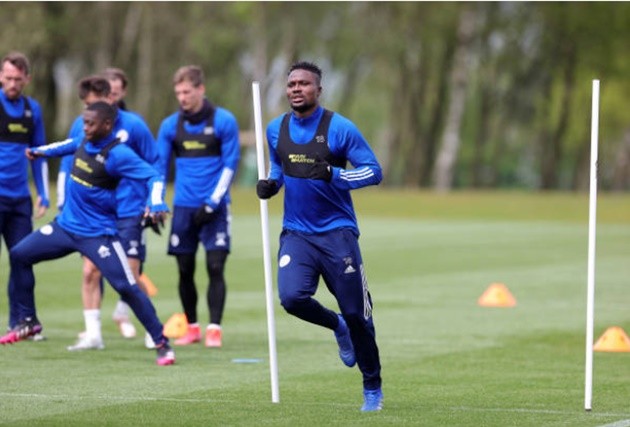 SỐC! Sao Leicester thẳng tay ném văng cờ hiệu Chelsea  - Bóng Đá