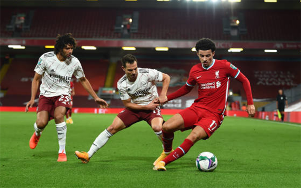 Arsenal fans go wild for Ainsley Maitland-Niles' coolly-taken penalty as he laughs after beating Liverpool's Adrian - Bóng Đá