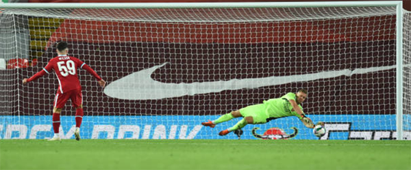 Arsenal fans go wild for Ainsley Maitland-Niles' coolly-taken penalty as he laughs after beating Liverpool's Adrian - Bóng Đá