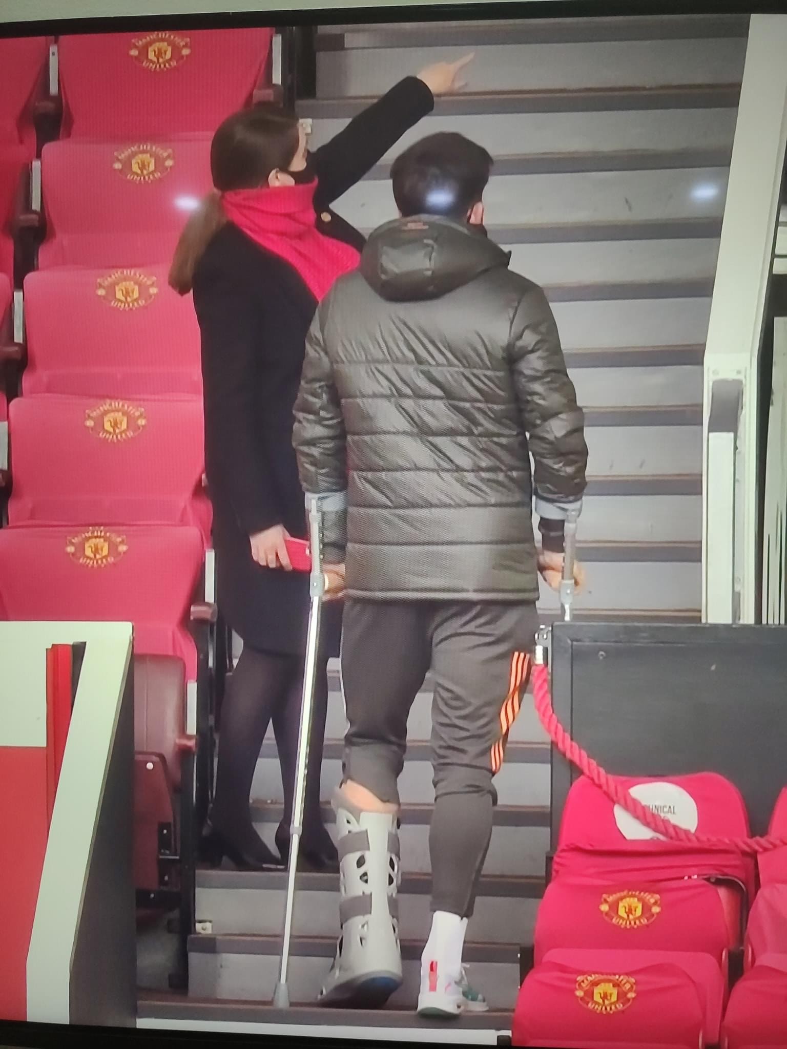 Hình ảnh gây choáng xuất hiện tại Old Trafford - Bóng Đá