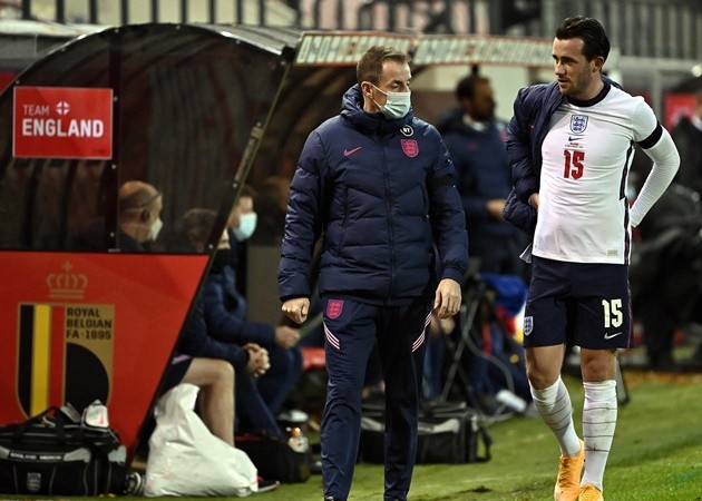 Ben Chilwell is taken off with injury after 38 minutes and replaced by Bukayo Saka. - Bóng Đá