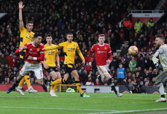 Phil Jones bất chấp nguy hiểm, mang về quả phạt cho Man Utd - Bóng Đá