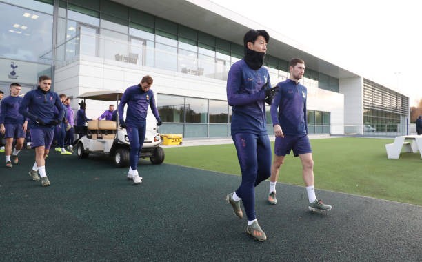 Jose Mourinho lạ lẫm trong ngày trở lại làm việc sau 11 tháng thất nghiệp - Bóng Đá