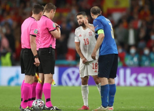 Biểu cảm hài hước của Chiellini với Alba trước loạt penalty - Bóng Đá