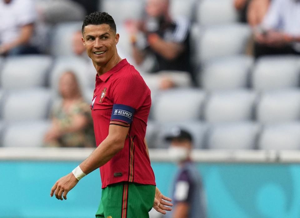 Ronaldo khoe cơ thể hoàn hảo thế nào? - Bóng Đá