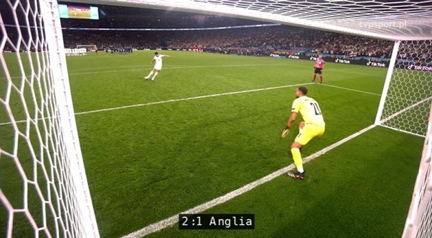 Maguire smashes an in-goal camera in penalty shootout  - Bóng Đá