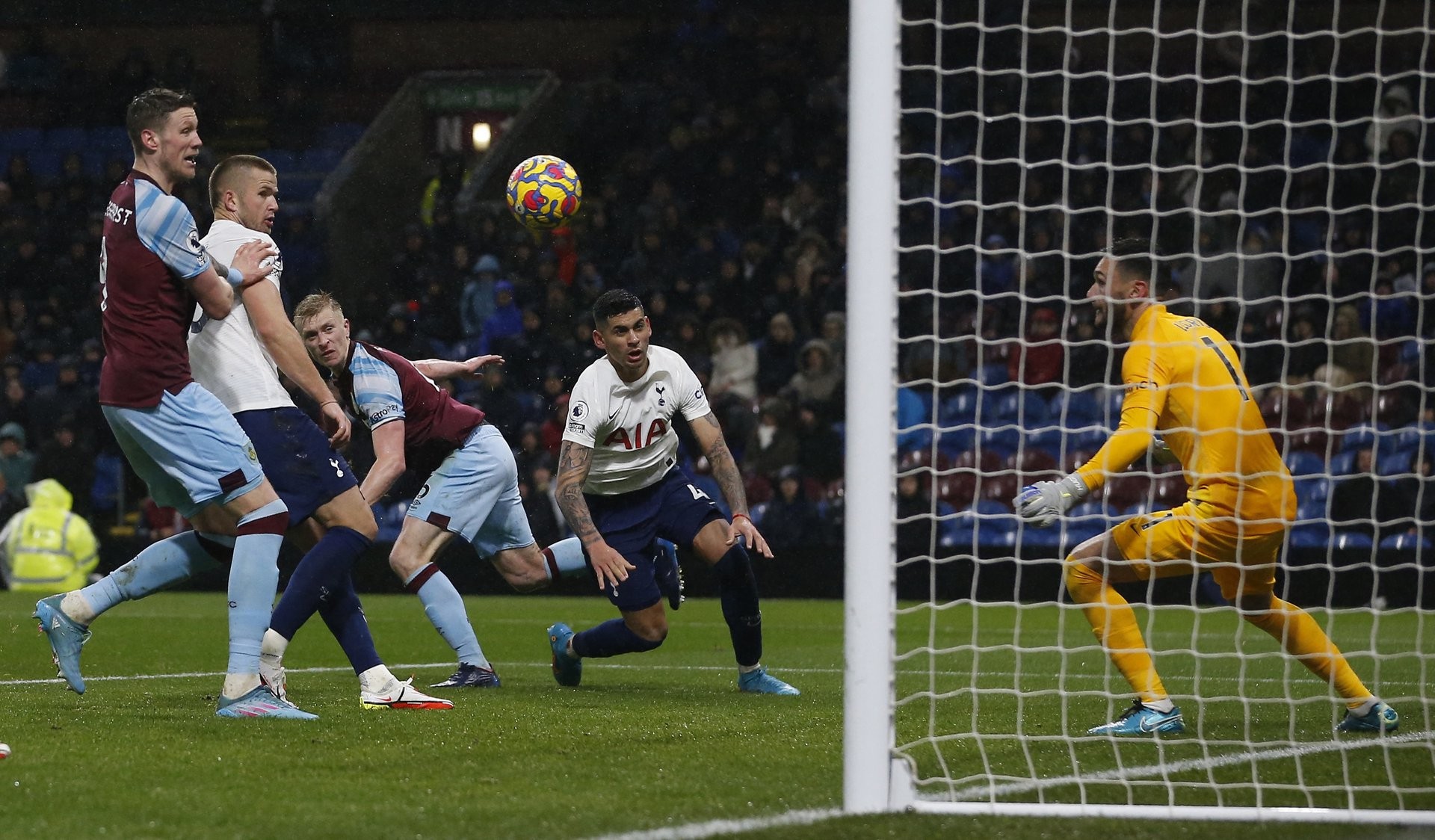 Tottenham thua đội hạng 19, đánh mất lợi thế trước Quỷ đỏ - Bóng Đá