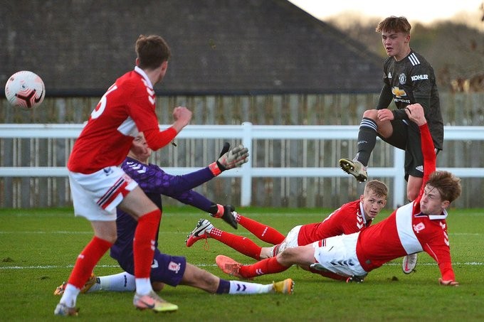 Manchester United fans make prediction after Isak Hansen-Aaroen scores first goal for the club - Bóng Đá