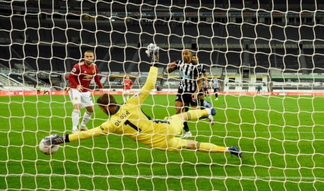 (Photo) Harry Maguire reacts to David de Gea’s stunning save for Man United vs Newcastle - Bóng Đá