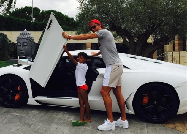 Ronaldo lạnh lùng trong siêu xe Bentley, vệ sĩ hộ tống đến tận sân tập - Bóng Đá