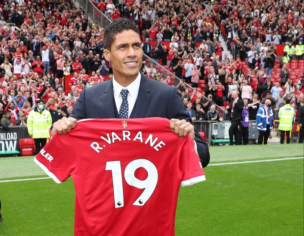 Ra mắt M.U, Varane hành động kỳ quặc khiến tất cả ngỡ ngàng - Bóng Đá