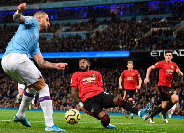 Neville nói lời chuẩn mực về pha bóng chạm tay của Fred - Bóng Đá