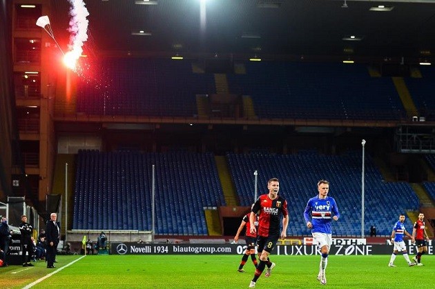 Cấm khán giả, pháo sáng vẫn xuất hiện trong trận derby nổi tiếng - Bóng Đá