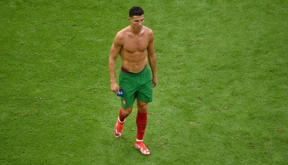 Ronaldo khoe cơ thể hoàn hảo thế nào? - Bóng Đá