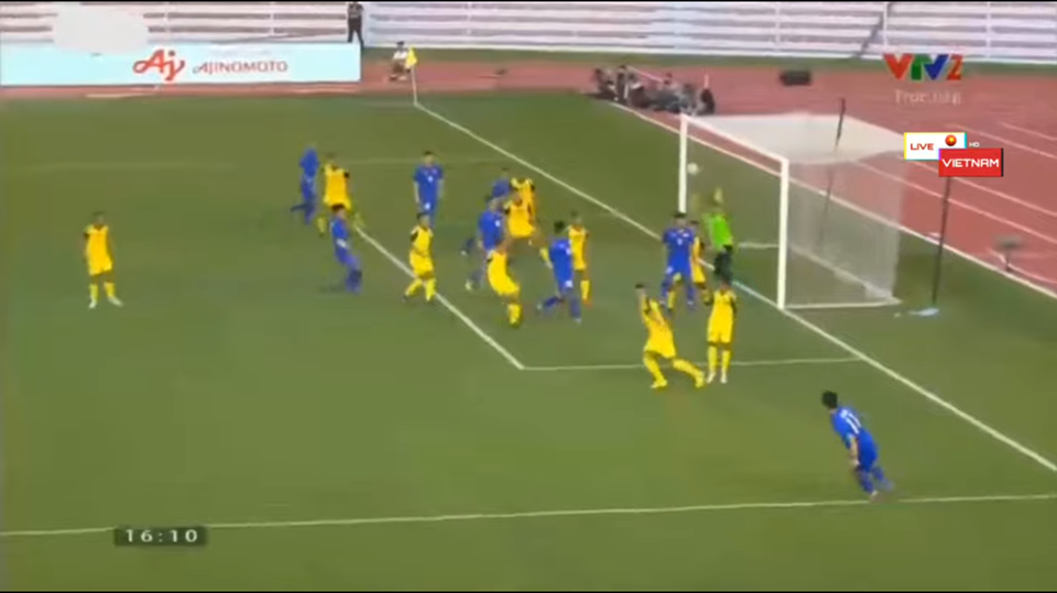 U22 Thailand's Anon Amornlerdsak make free-kick like Paulo Dybala - Bóng Đá