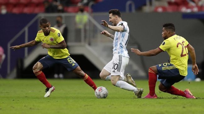 Messi cũng phải ôm cảm ơn người hùng từng bị Arsenal hắt hủi - Bóng Đá